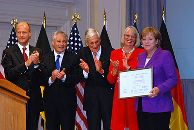 Chancellor Angela Merkel (left) accepted the Eric M. Warburg Award from Dr. Thomas Enders, Senator Chuck Hagel, Walter Leisler Kiep and Dr. Beate Lindemann.