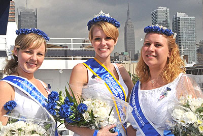 Queen Denise Manukian with Princesses Susanne Stuppert (left) and Christina Kraker (right)