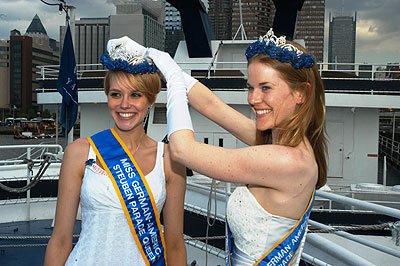 2010 Queen Stephanie Russel Kraft crowning the new Queen