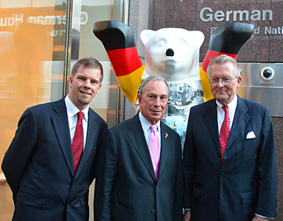 Mayor Bloomberg at the German House, with the 'Berlin Bear', Steuben Parade Chairman Lars Halter and Consul General Busso von Alvensleben